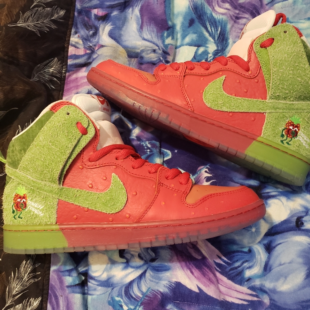 Nike dunk high strawberry cough